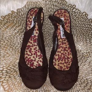 New American Eagle brown suede sling back wedges